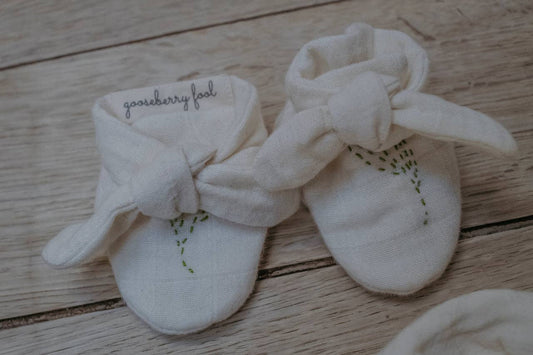 Organic cotton muslin booties: 0-6