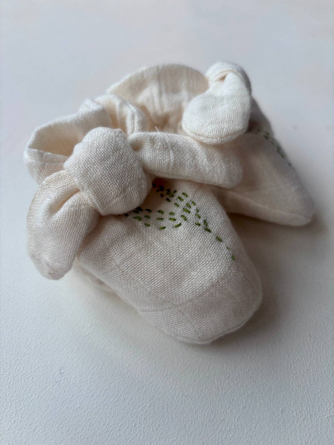 Organic cotton muslin booties: 0-6
