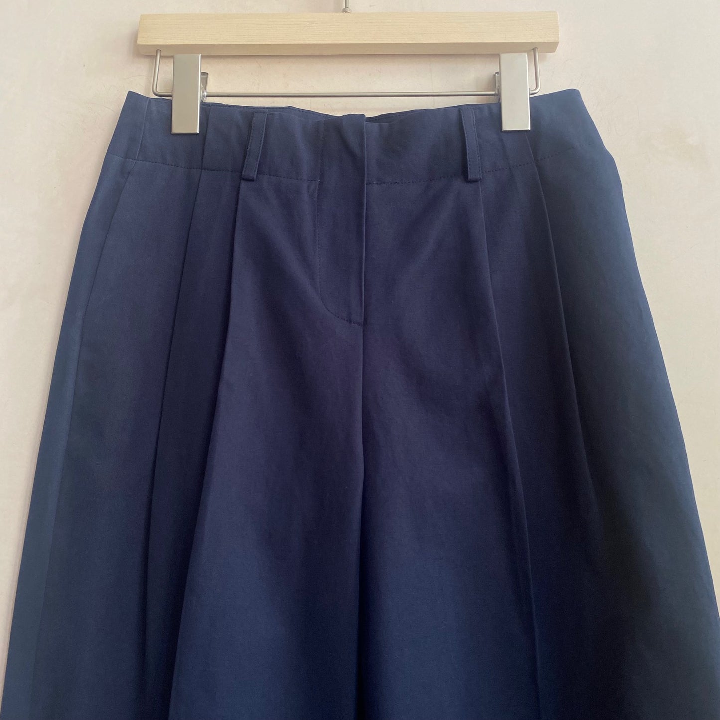 PLEATED COTTON TROUSERS -Navy- by Nomad
