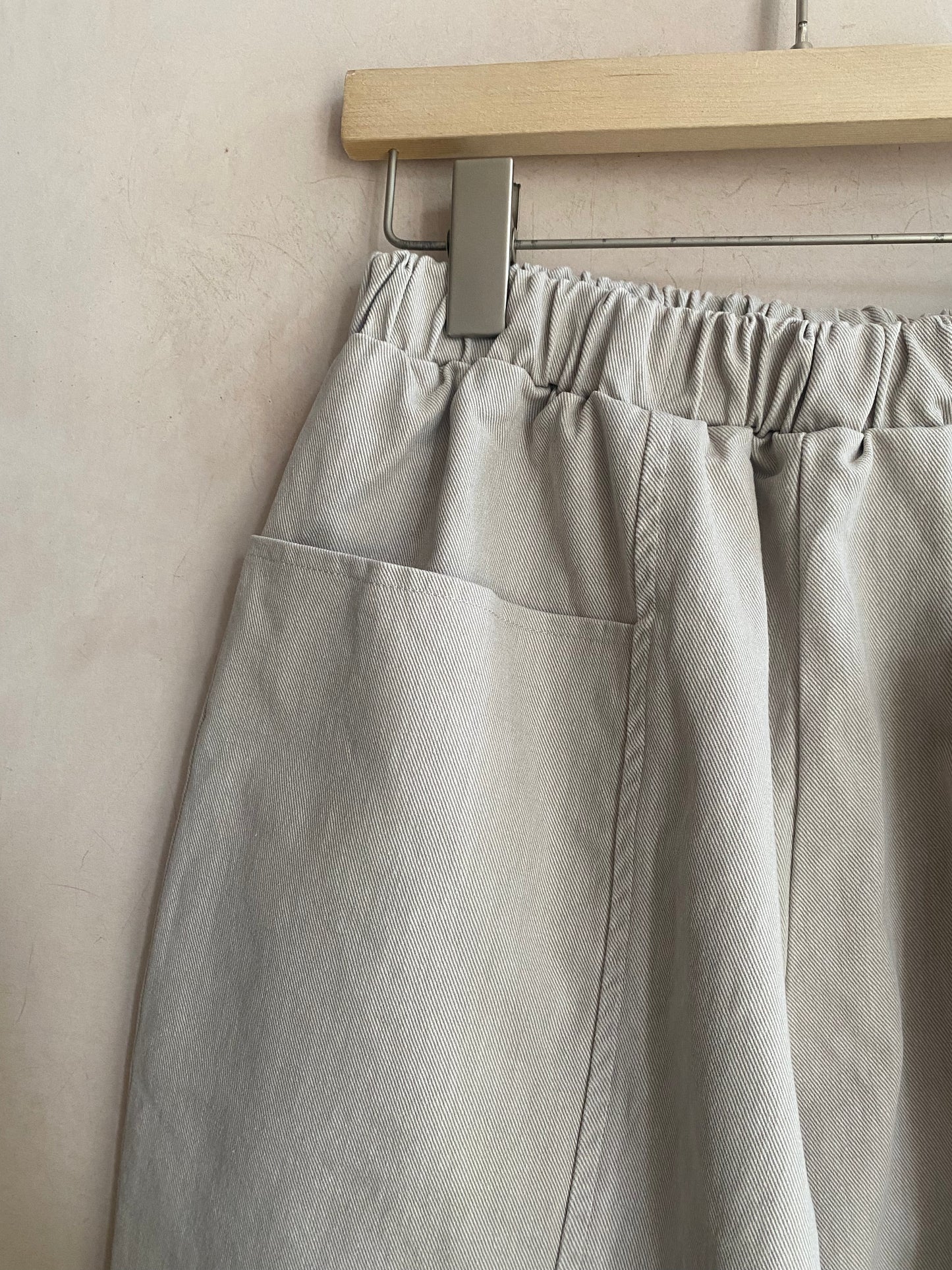 Cropped Baggy Trousers with Floppy Front Pockets -Ivory-