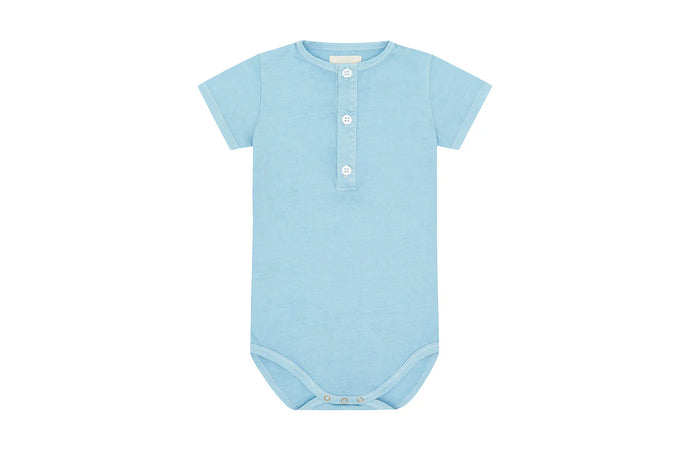 SS HENLEY BODYSUIT ORG COTTON JERSEY -NATURAL ICE BLUE, MINERAL DYE-