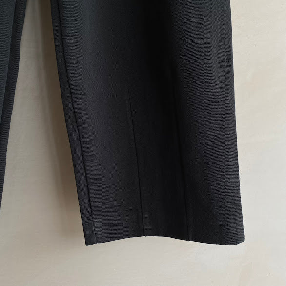 Pleated leg trousers -Black-