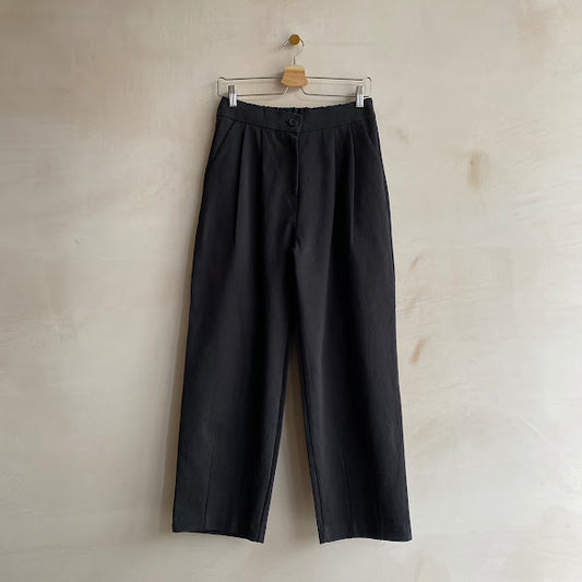 Pleated leg trousers -Black-
