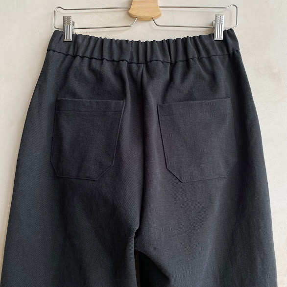 Pleated leg trousers -Black-