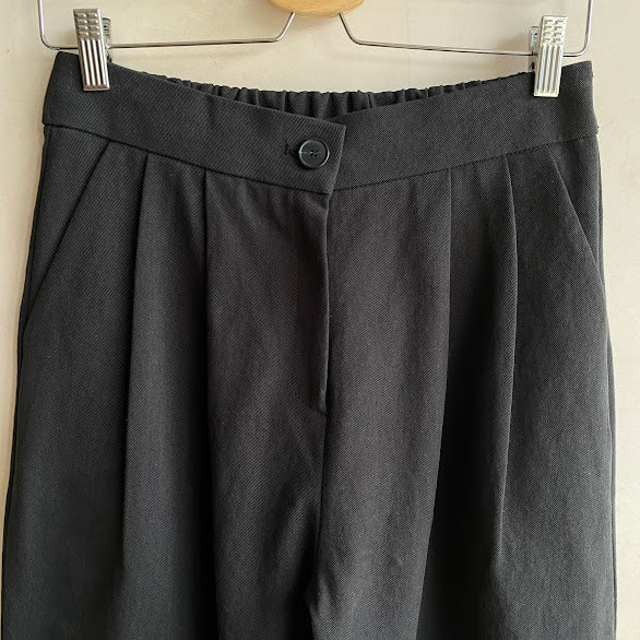 Pleated leg trousers -Black-