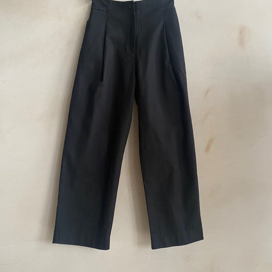Pleated cropped trousers -Black-