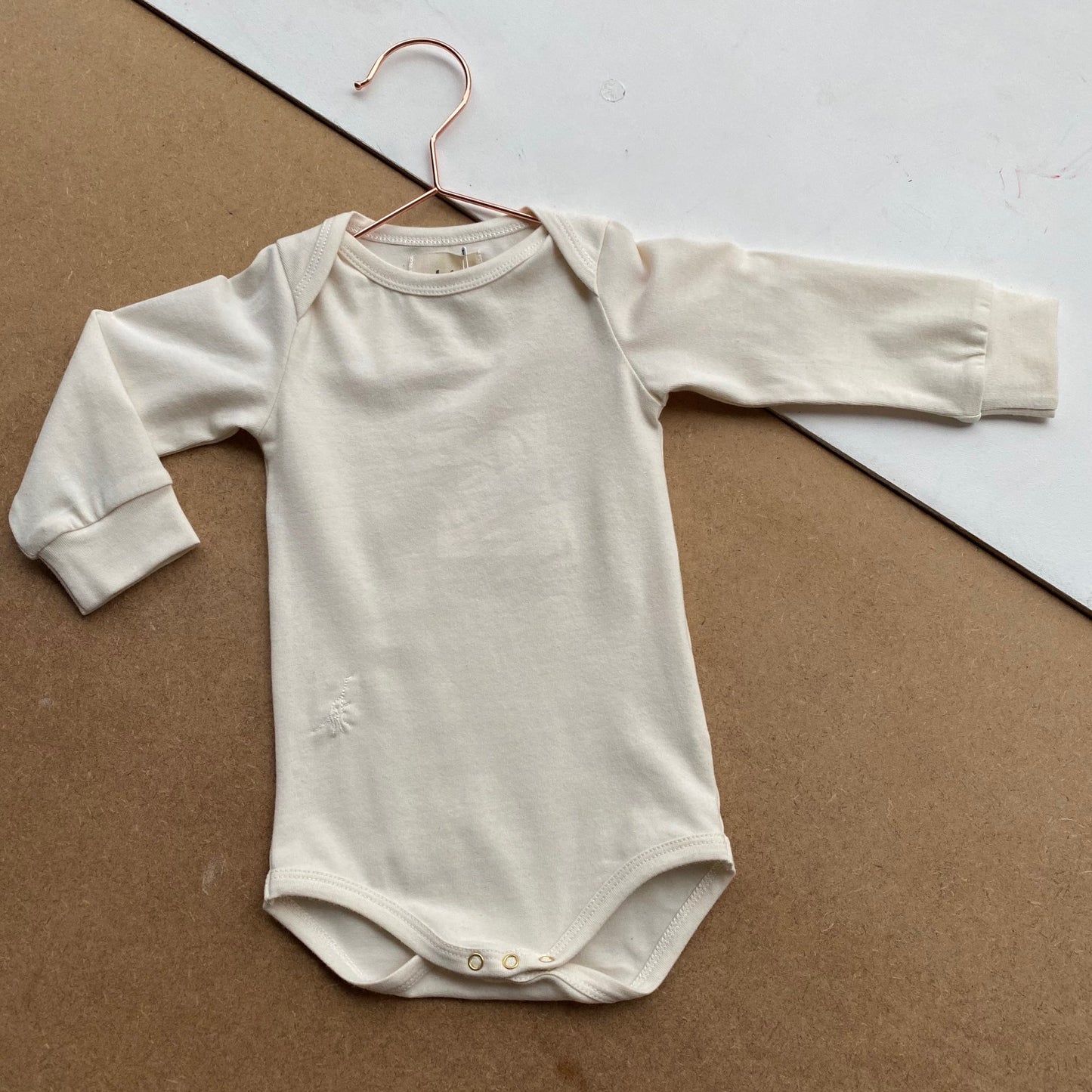 Vild LS BODYSUIT ENVELOPE NECKLINE ORGANIC COTTON