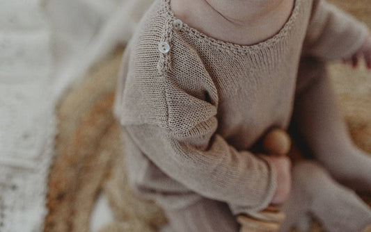 Lightweight organic cotton knit baby jumper: Sand / 3-6 / With crochet trim