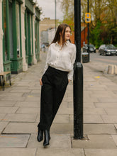 Pleated cropped trousers -Black-