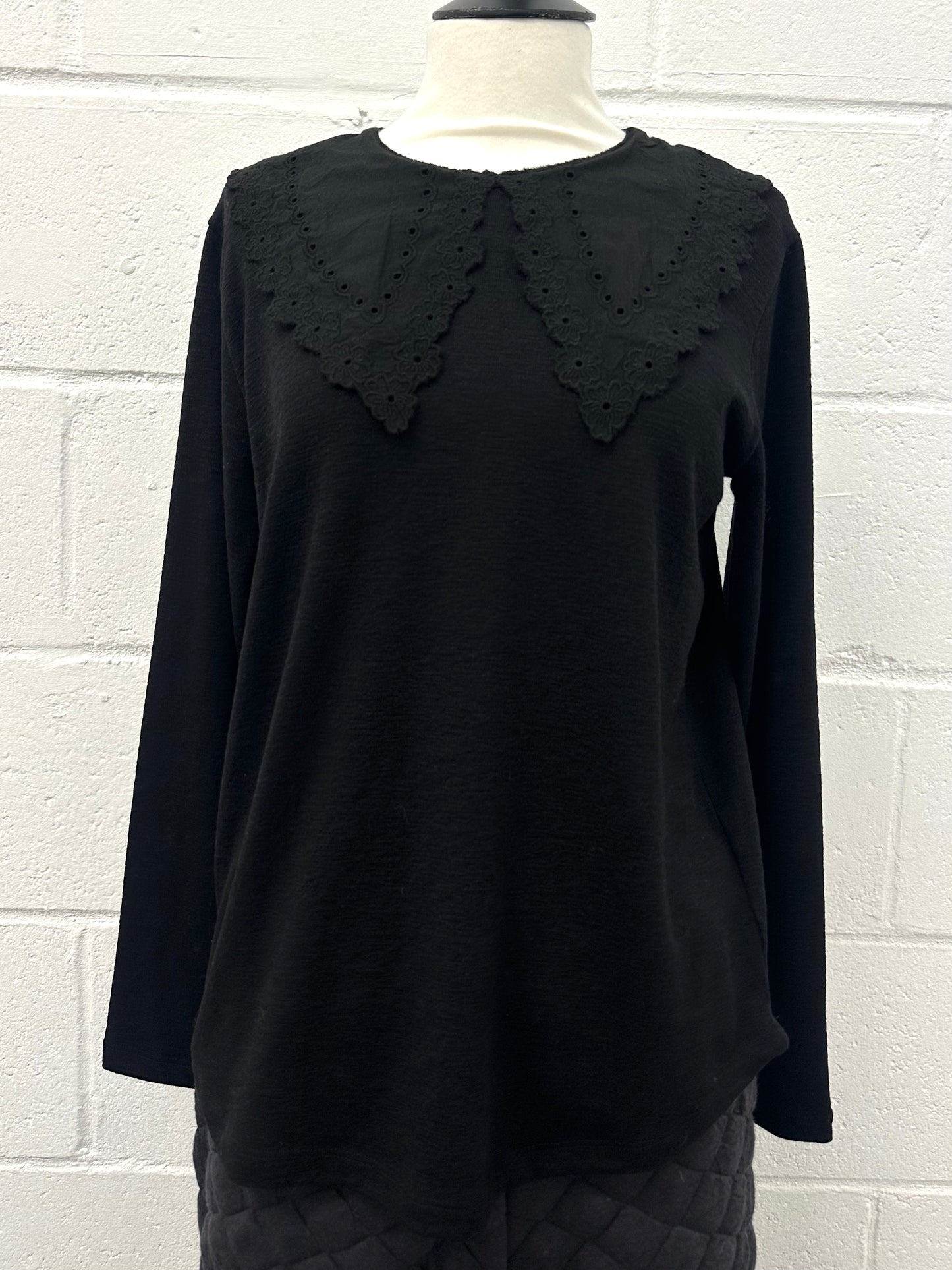 V Lace collar Top　-BLACK-