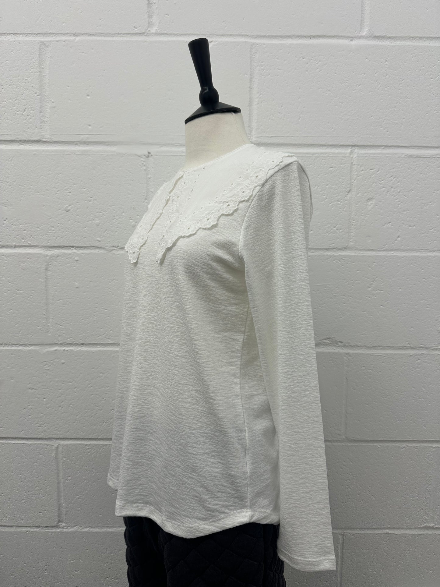 V Lace collar Top　-WHITE-