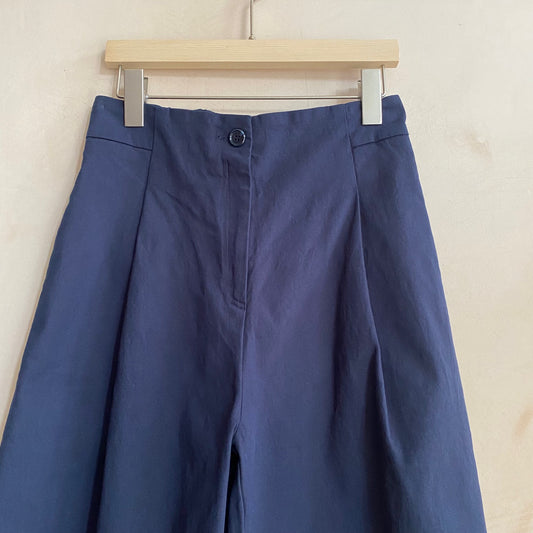 Pleated cropped trousers -Navy-