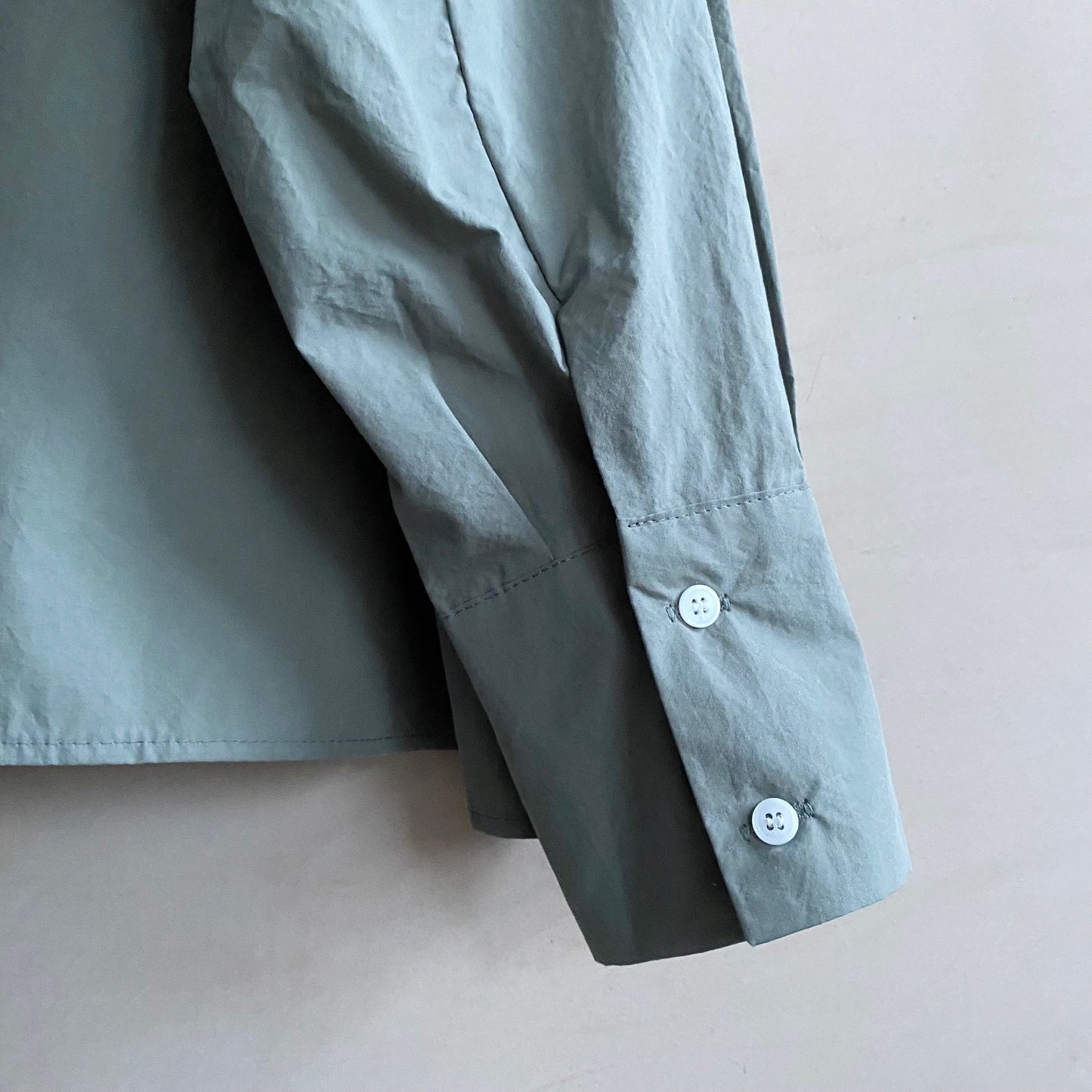 HIDE BUTTON CROPPED SHIRTS -Khaki-
