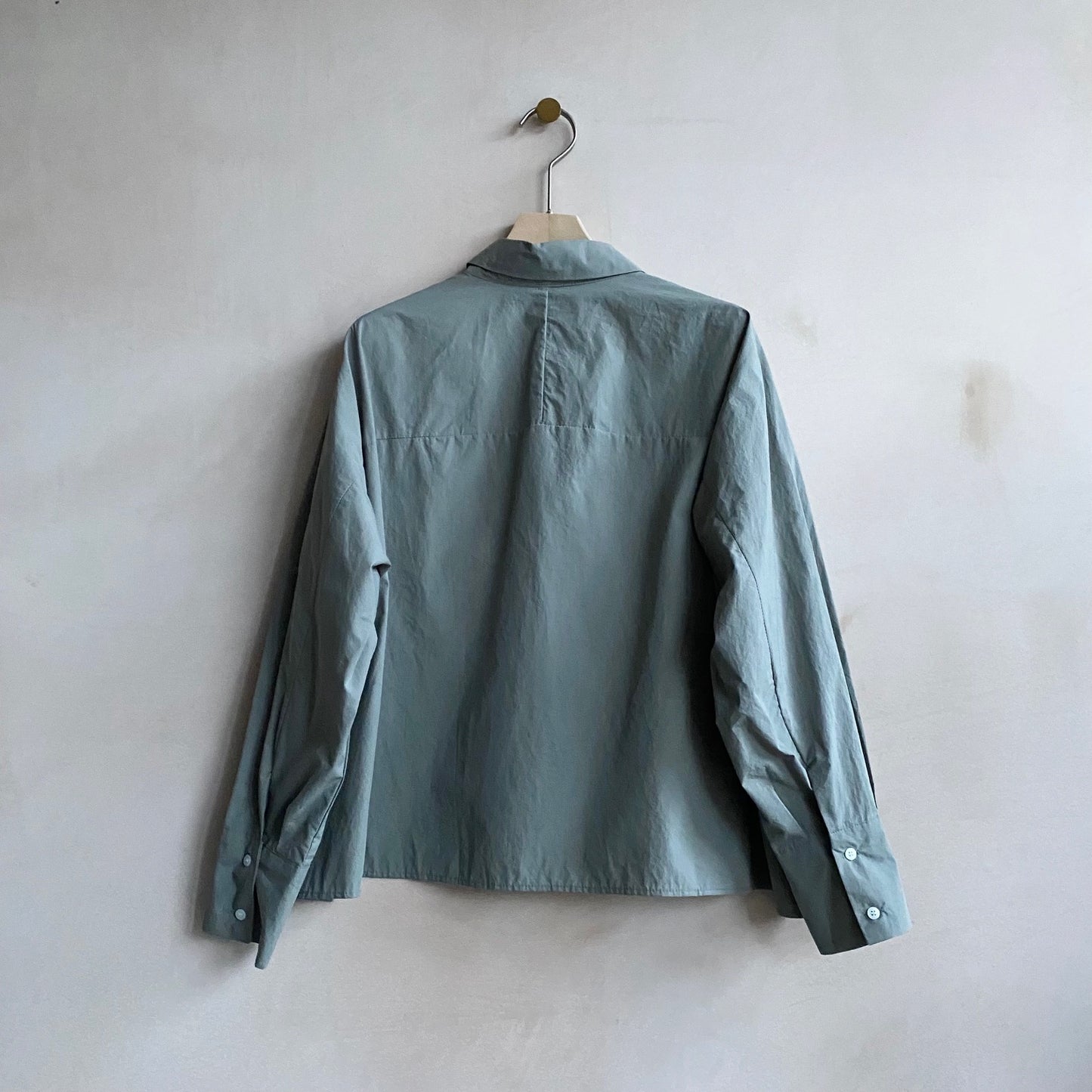 HIDE BUTTON CROPPED SHIRTS -Khaki-