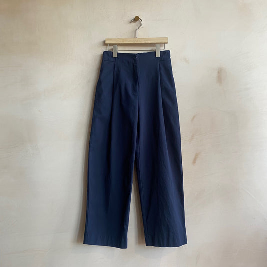 Pleated cropped trousers -Navy-