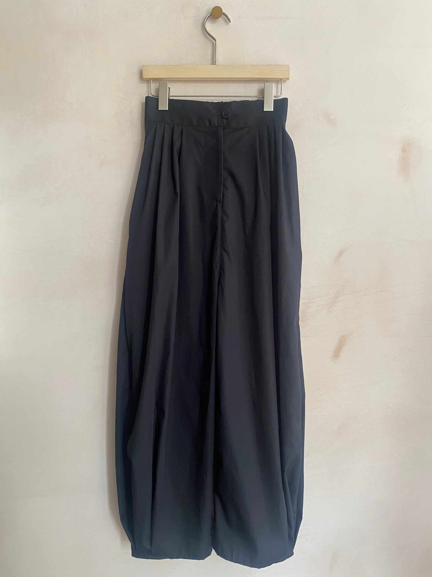 Barrel Leg wide trousers -Black-