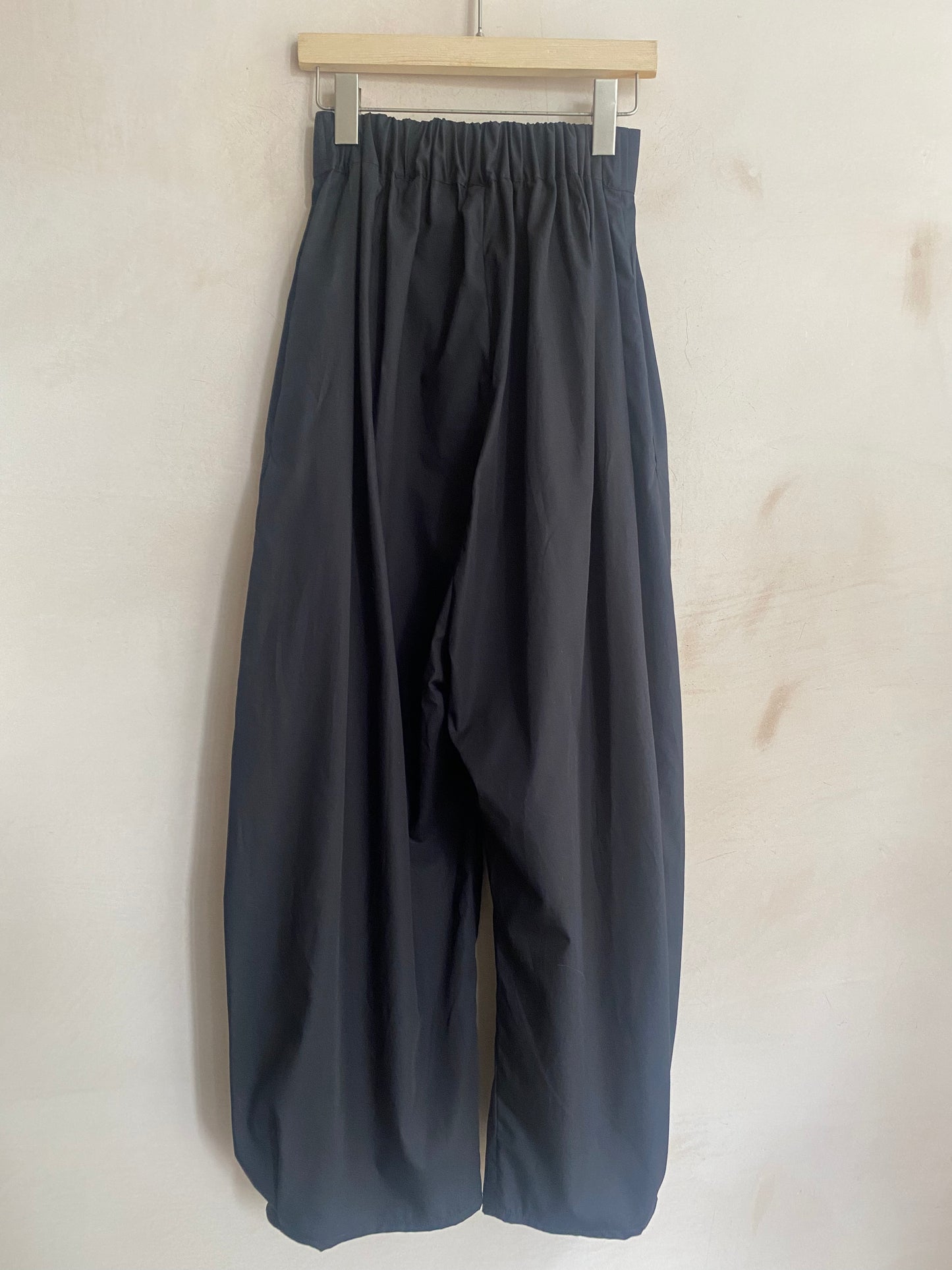 Barrel Leg wide trousers -Black-