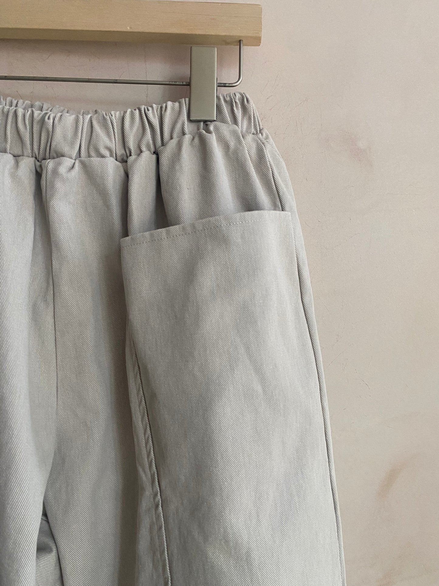 Cropped Baggy Trousers with Floppy Front Pockets -Ivory-