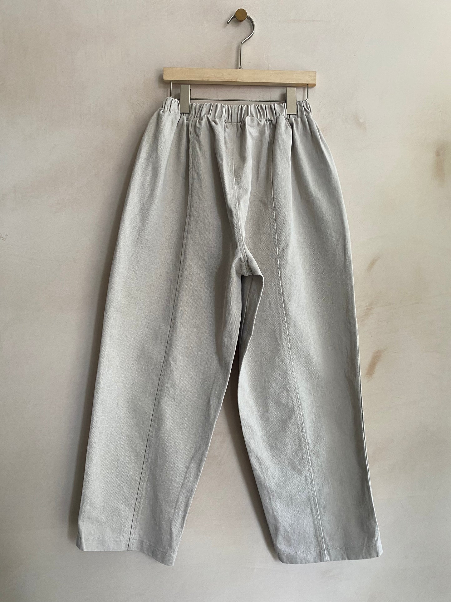 Cropped Baggy Trousers with Floppy Front Pockets -Ivory-