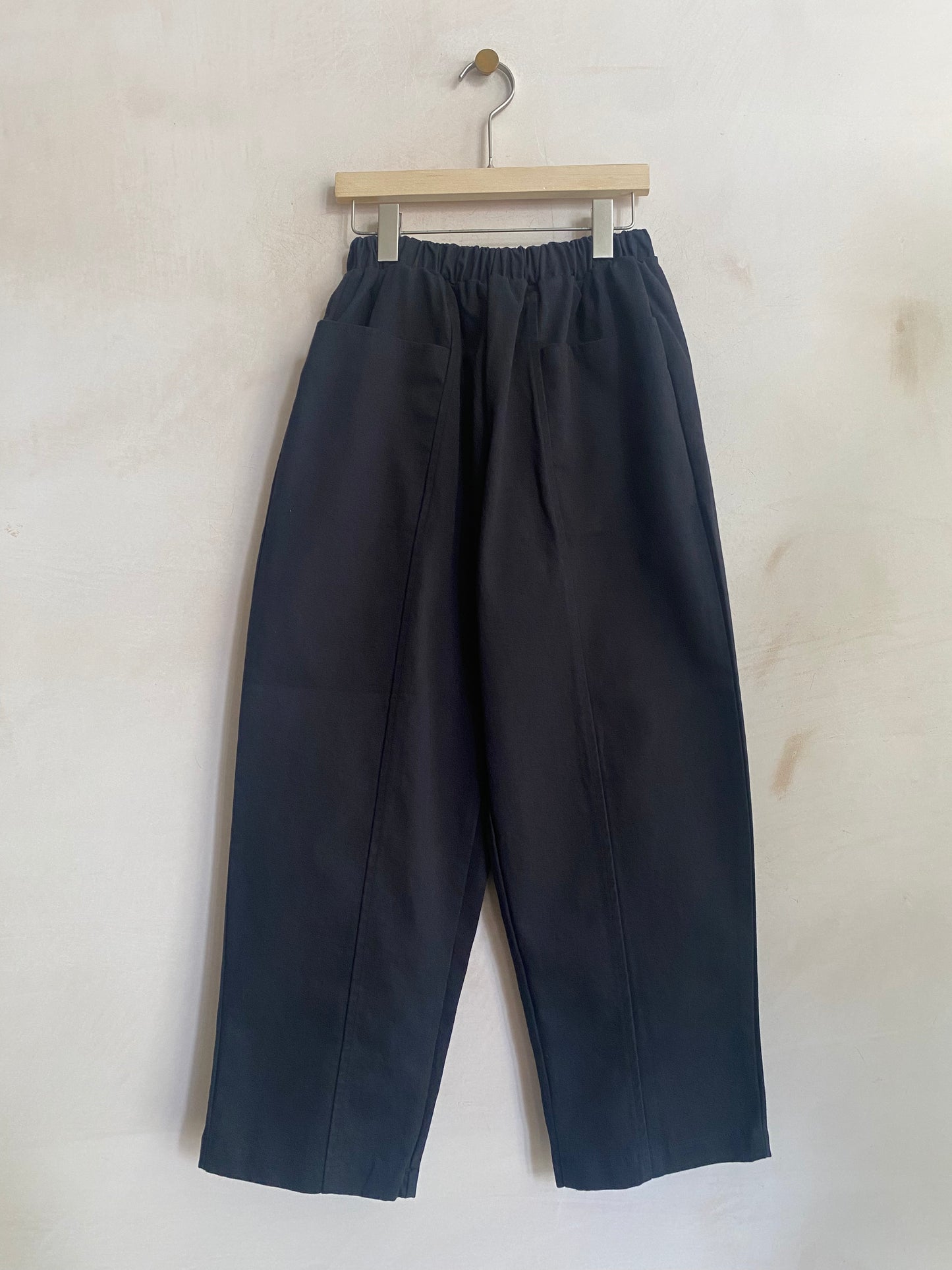 Cropped Baggy Trousers with Floppy Front Pockets -Black-