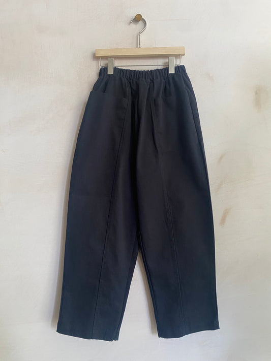 Cropped Baggy Trousers with Floppy Front Pockets -Black-