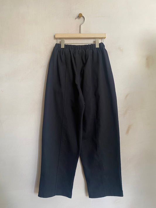Cropped Baggy Trousers with Floppy Front Pockets -Black-