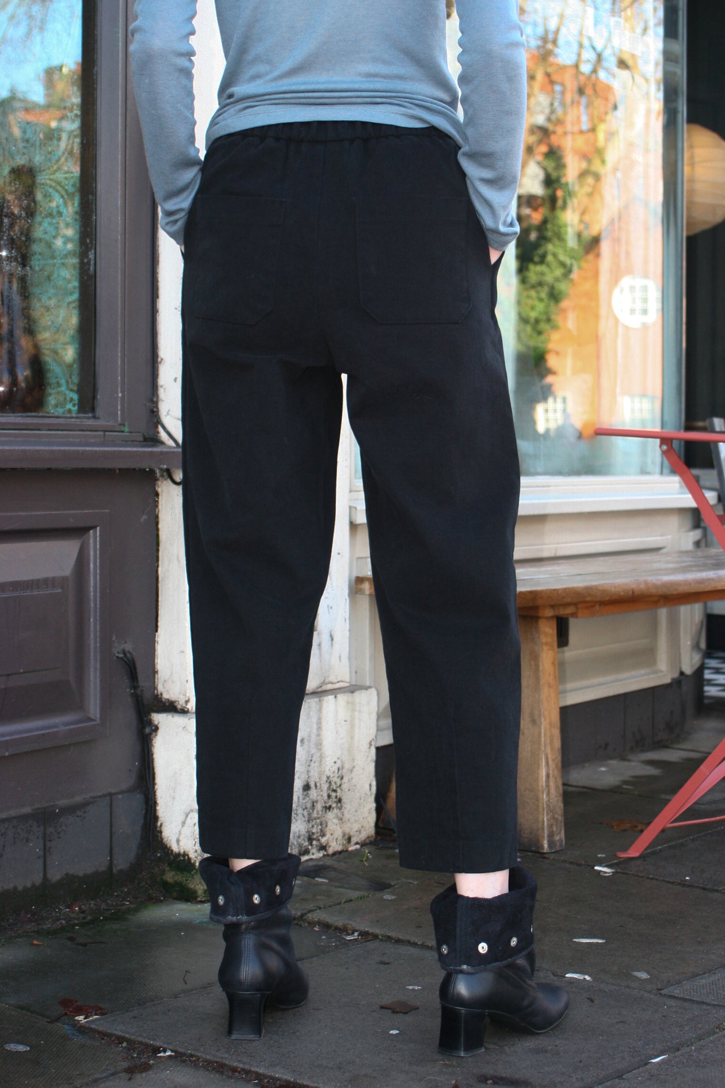 Pleated leg trousers -Black-