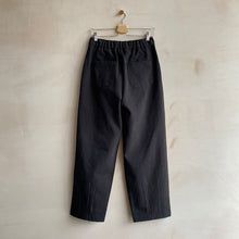 Pleated leg trousers -Black-