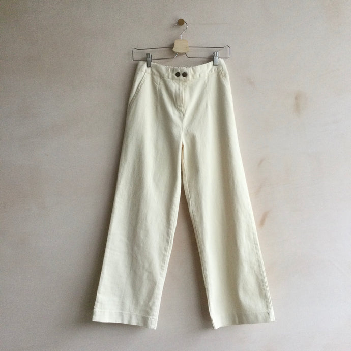 Double button front stretch trousers -Cream-