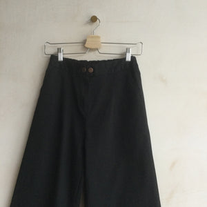 Double button front stretch trousers -Black-