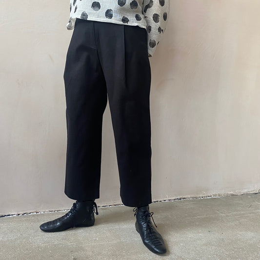 Pleated cropped trousers -Black-